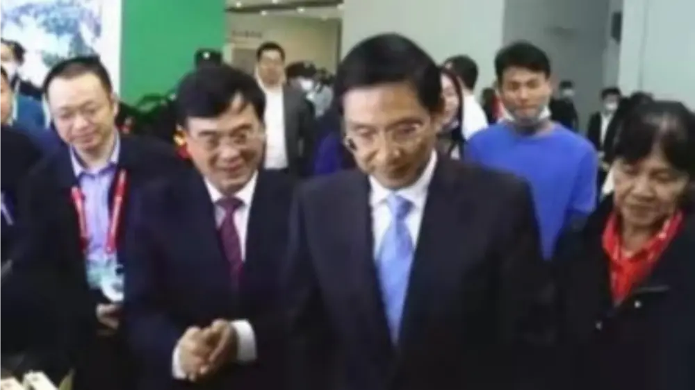 Vice Governor of Jiangxi Provincial People's Government visits our booth at the Provincial Forestry Expo