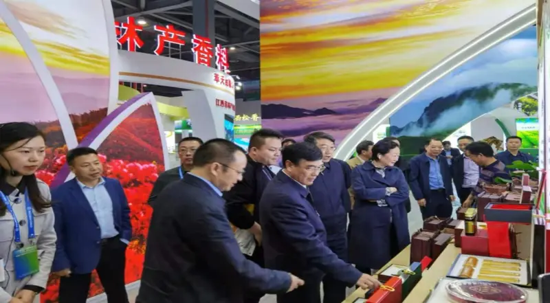 Leaders from the National Forestry and Grassland Administration and Jiangxi Provincial Forestry Bureau inspect our booth at the Provincial Forestry Expo